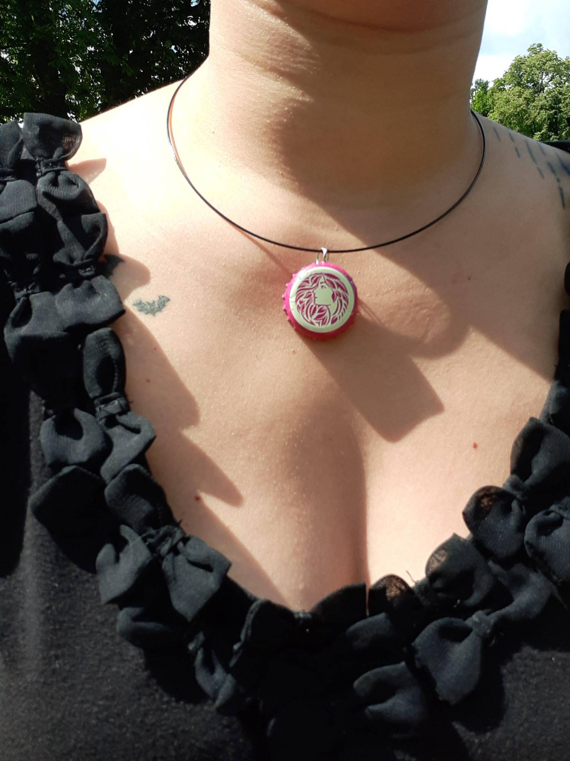 Einzigartige Upcycling Handgefertigte Halsreif Kette Mit Verändertem Kräuterbraut Anhänger Und Dezentem Schraubverschluss Einzigartige Upcycling Handgefertigte Halsreif Kette Mit Verändertem Kräuterbraut Anhänger Und Dezentem Schraubverschluss von BlackCatsUpcycling
