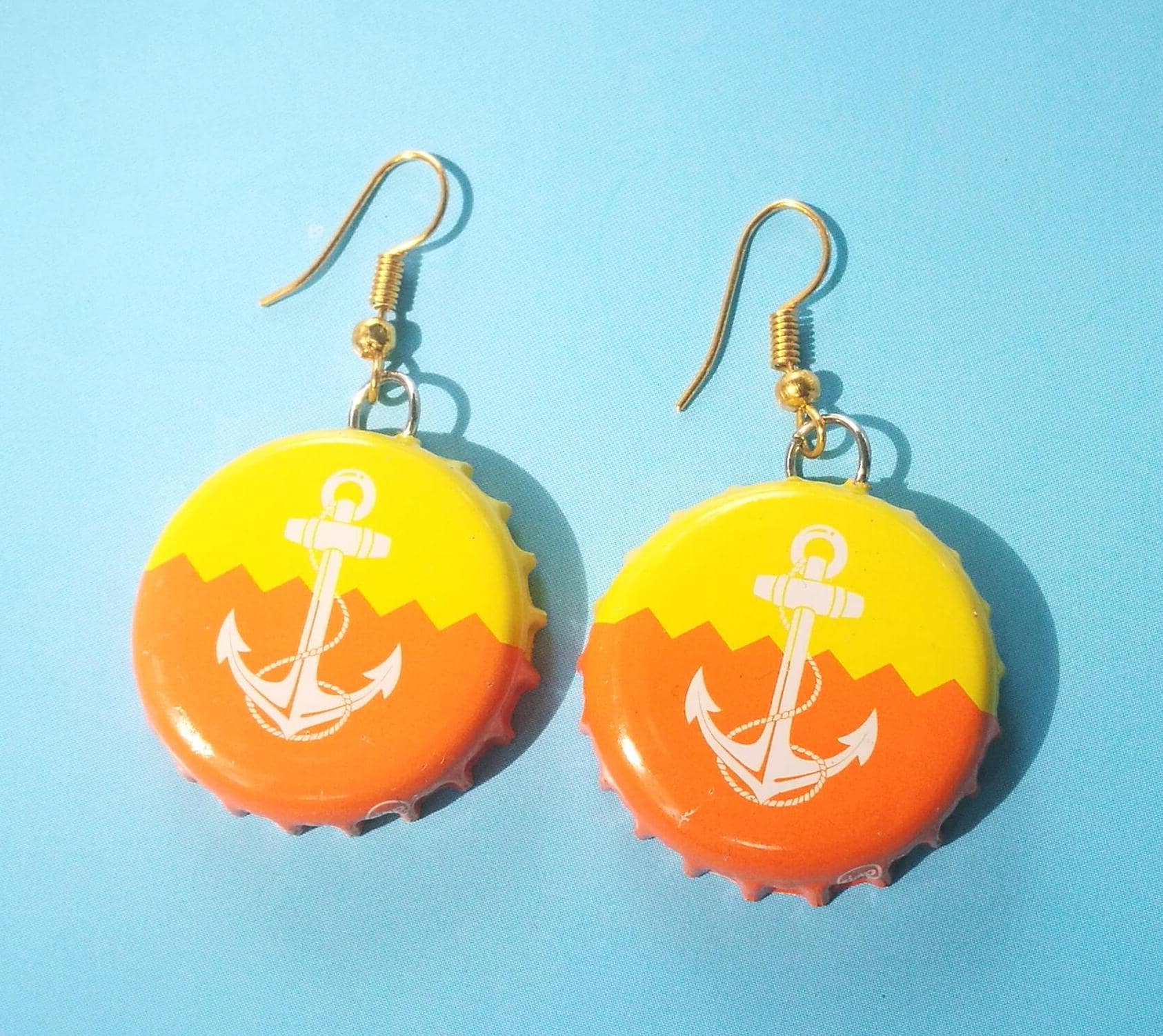 Handgemachte Ohrringe Aus Elephant Bay Eistee Kronkorken Sustainable Upcycling Nachhaltig Diy Punk Slow Fashion Anker Anchor Sailor von BlackCatsUpcycling