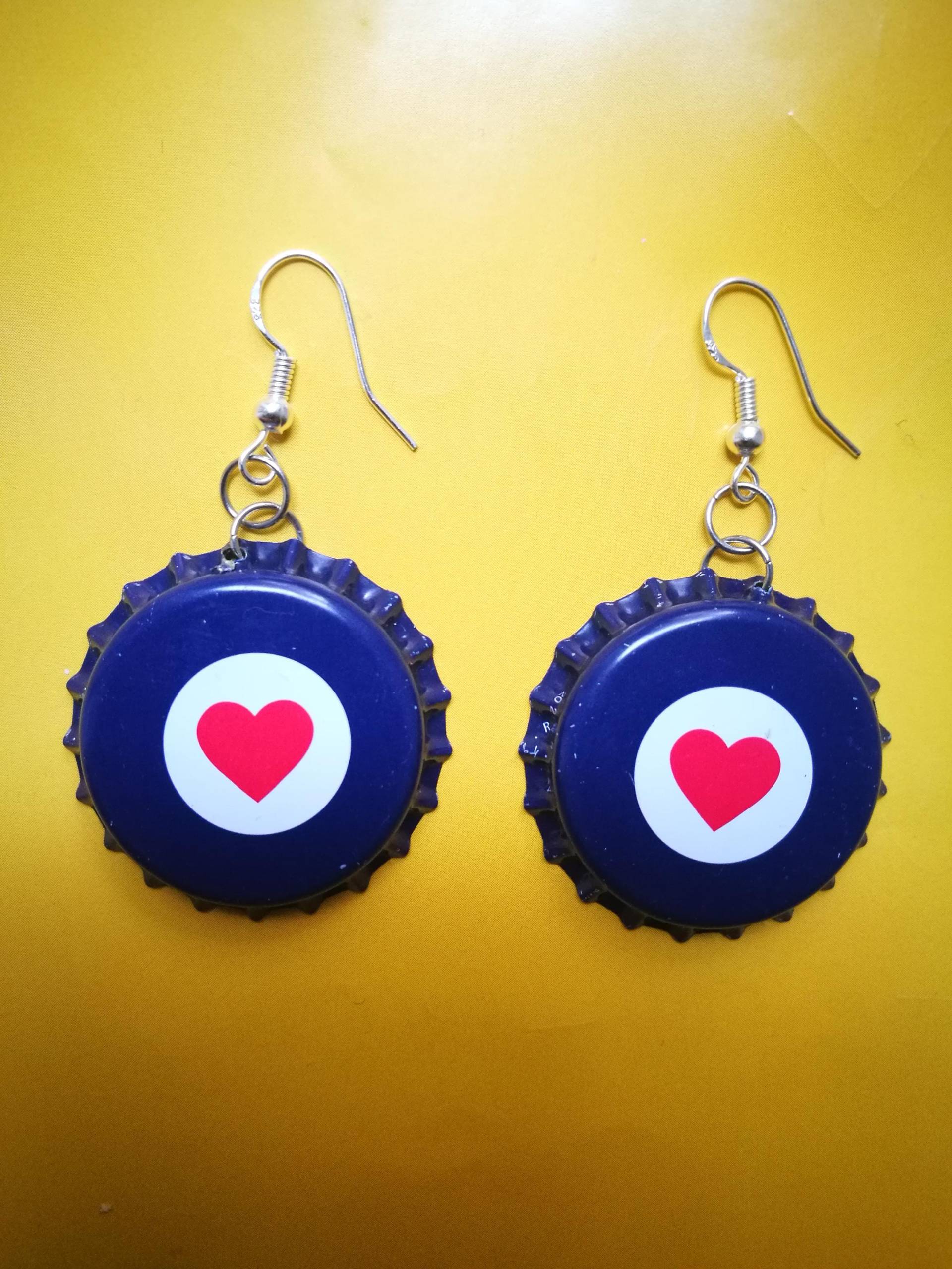 Handgemachte Ohrringe Aus Upcycling Bionade Special Edition Herz Kronkorken Mod Uk Blau Weiß Rot Reworked Diy Personalisiert Customized Y2K Handgemachte Ohrringe Aus Upcycling Bionade Special Edition Herz Kronkorken Mod Uk Blau Weiß Rot Reworked Diy Personalisiert Customized Y2K von BlackCatsUpcycling