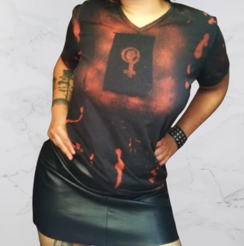 Handgemachtes Gebleichtes Bleached Longsleeve Shirt Reworked Unikat Upcycling Customized Einzelstück Statement Punk Batik Handgemacht Diy von BlackCatsUpcycling