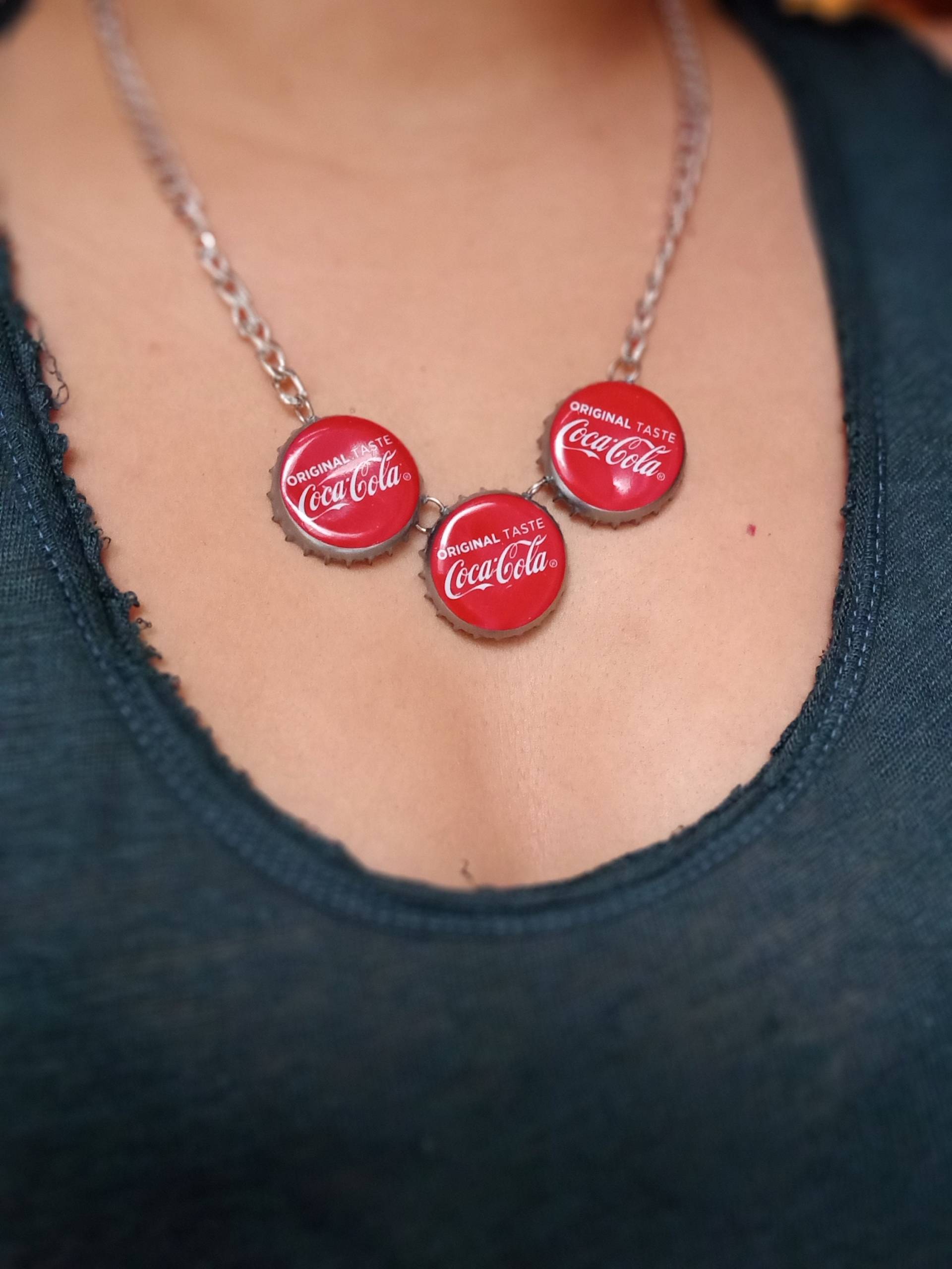 Kette Aus Veränderten Coca Cola Kronkorken Upcycling Necklace Coke Neunziger Stil Y2K Chain Rot Silber Kette Aus Veränderten Coca Cola Kronkorken Upcycling Necklace Coke Neunziger Stil Y2K Chain Rot Silber von BlackCatsUpcycling