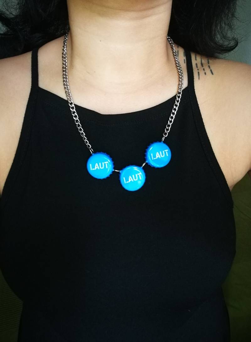 Kette Aus Veränderten Laut Kronkorken Upcycling Ootd Coke Neunziger Y2K Necklace Blau Silber Nachhaltig Statement Streetstyle Diy Reworked von BlackCatsUpcycling