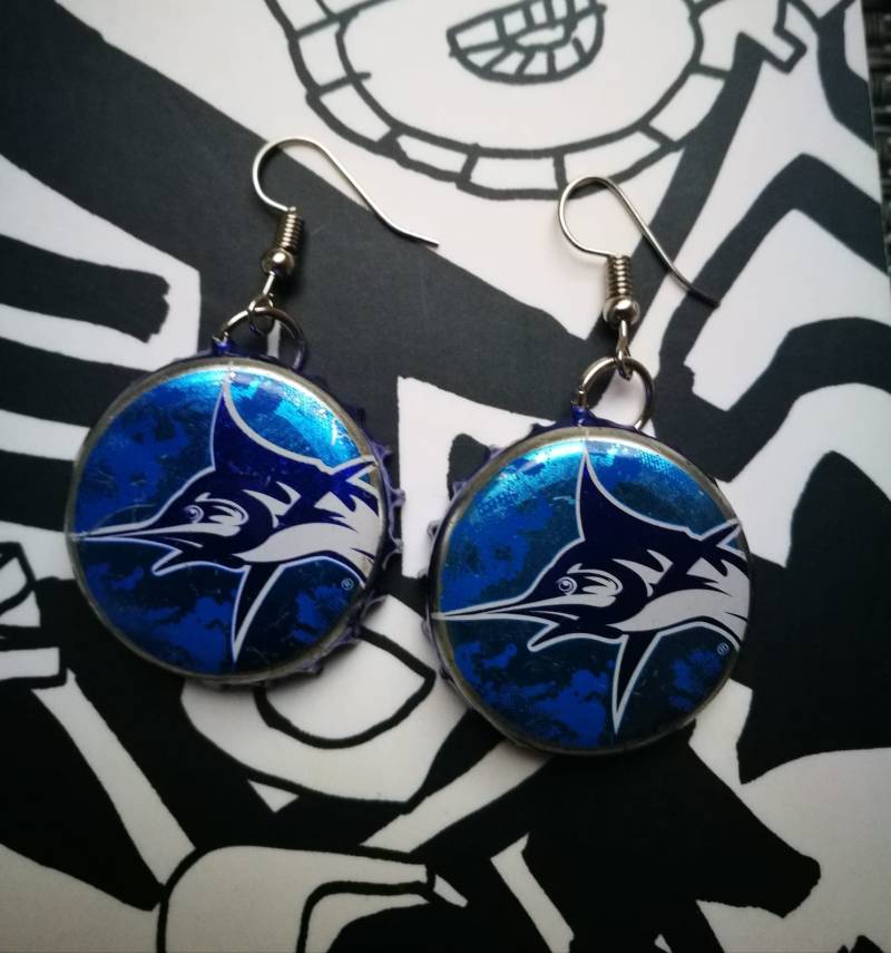 Ohrringe Aus Veränderten Delfin Kronkorken Bier Nachhaltig Neunziger Geschenkidee Hellblau Ohrhänger Kronkorkenohrringe Bottel Cap Y2K Diy von BlackCatsUpcycling