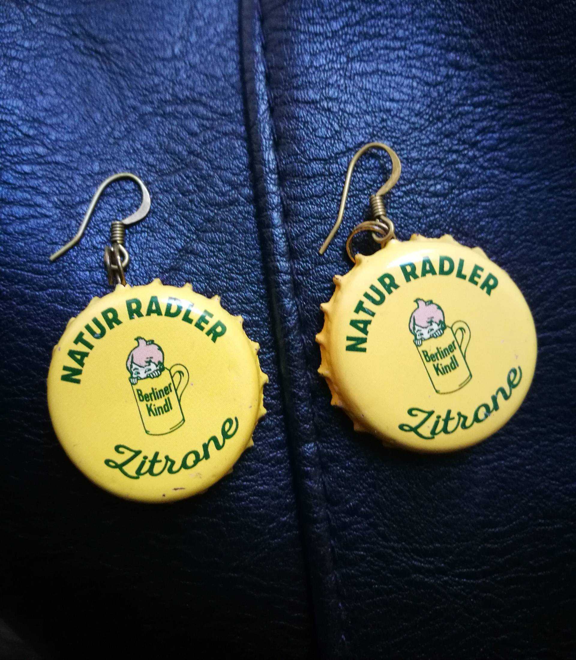 Ohrringe Aus Veränderten Kronkorken Bier Berliner Kindl Natur Radler Punk Neunziger Geschenkidee Witzig Ohrhänger Flaschendeckel Bottel Cap von BlackCatsUpcycling