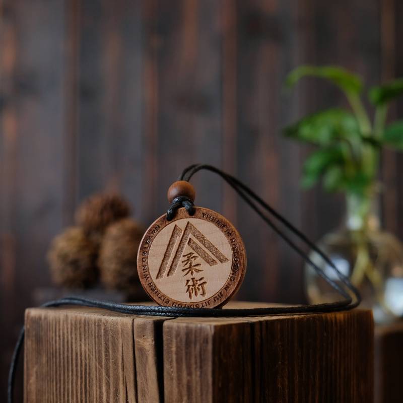 Holz Halskette-Jiu Jitsu Anhänger, Kampfkunst Halskette, Geschnitzt Aus Massivem Platane Holz. Geschenk Für Jiu Kämpfer Holz Halskette-Jiu Jitsu Anhänger, Kampfkunst Halskette, Geschnitzt Aus Massivem Platane Holz. Geschenk Für Jiu Kämpfer von BlackForestCraft