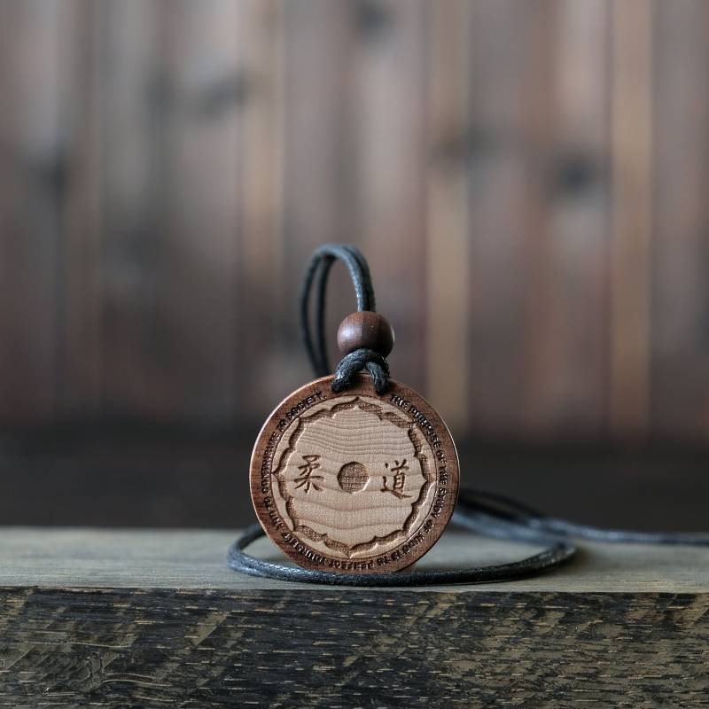 Holz Halskette-Judo Anhänger, Martial Art Halskette, Aus Massivem Platane Holz. Runde Form. Braune Farbe. Verstellbares Baumwollband von BlackForestCraft