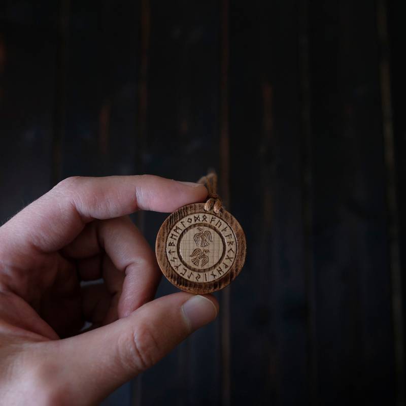 Odins Raben Wikinger Halskette. Runde Form, Braune Farbe, Aus Massivem Holz Gefertigt Odins Raben Wikinger Halskette. Runde Form, Braune Farbe, Aus Massivem Holz Gefertigt von BlackForestCraft