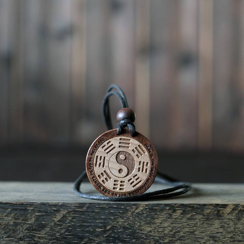 Taekwondo Halskette/Anhänger, Martial Art Halskette. Aus Massivem Plataneholz. Runde Form. Braune Farbe. Verstellbares Baumwollband Taekwondo Halskette/Anhänger, Martial Art Halskette. Aus Massivem Plataneholz. Runde Form. Braune Farbe. Verstellbares Baumwollband von BlackForestCraft