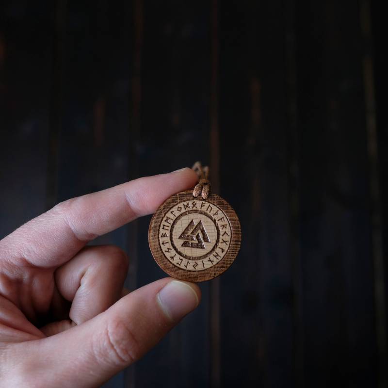 Valknut Odin Amulett Anhänger. Hergestellt Aus Massivholz. Runde Form, Braune Farbe, Verstellbare Schnur Valknut Odin Amulett Anhänger. Hergestellt Aus Massivholz. Runde Form, Braune Farbe, Verstellbare Schnur von BlackForestCraft