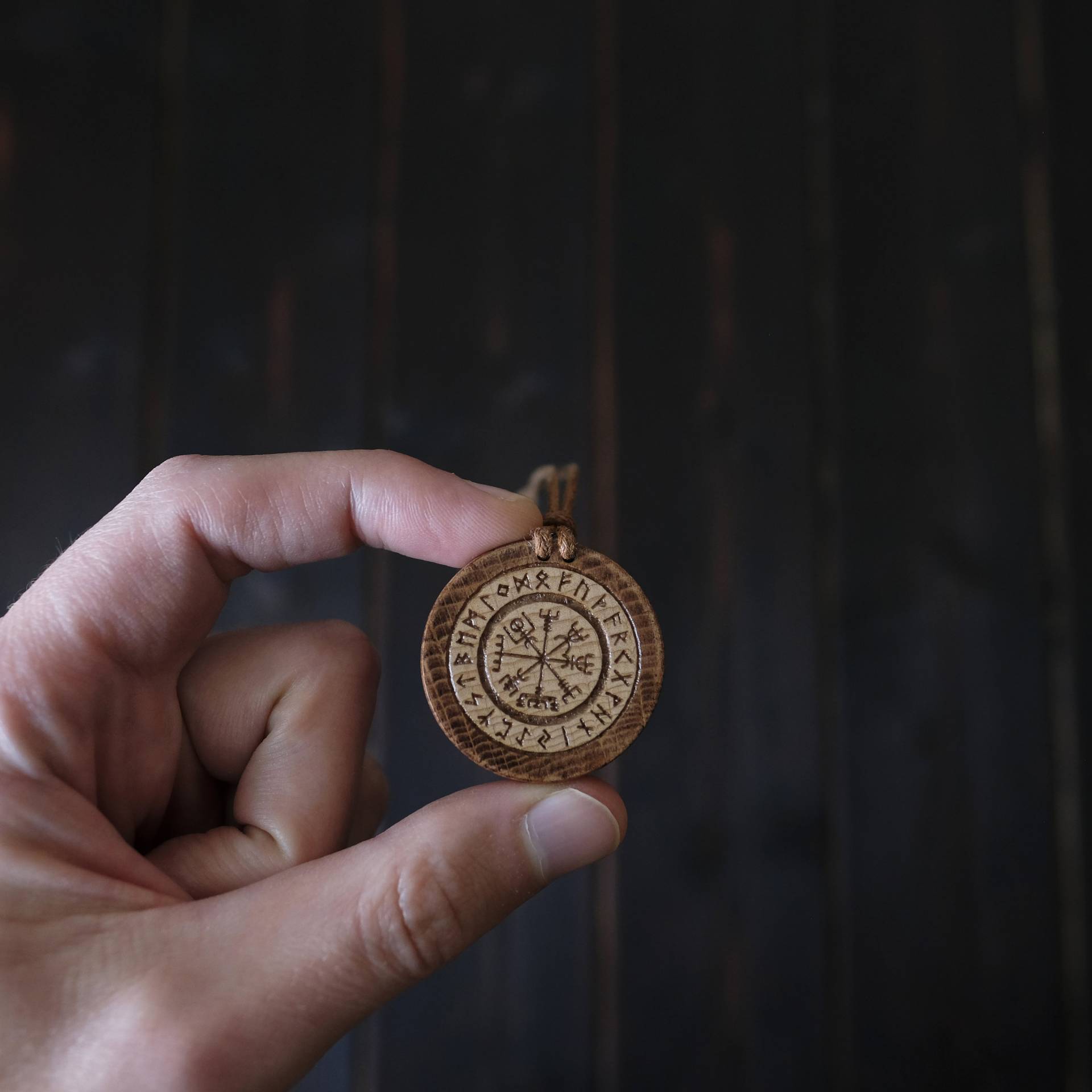 Wikinger Vegvisir Oder Antiker Kompass Halskette/Anhänger. Runde Form, Braune Farbe, Massivholzschmuck Wikinger Vegvisir Oder Antiker Kompass Halskette/Anhänger. Runde Form, Braune Farbe, Massivholzschmuck von BlackForestCraft