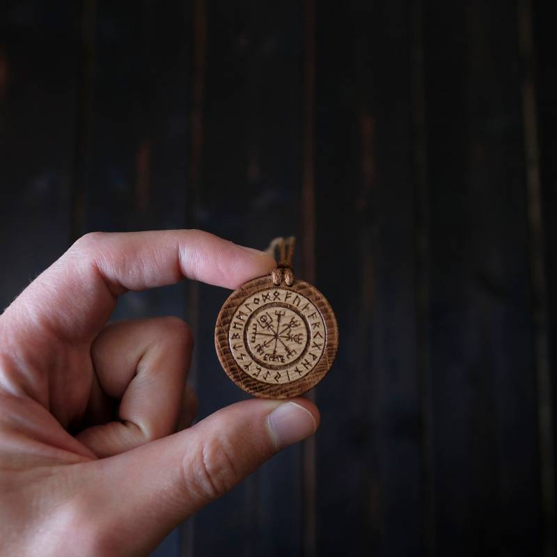Wikinger Vegvisir Oder Antiker Kompass Halskette/Anhänger. Runde Form, Braune Farbe, Massivholzschmuck Wikinger Vegvisir Oder Antiker Kompass Halskette/Anhänger. Runde Form, Braune Farbe, Massivholzschmuck von BlackForestCraft