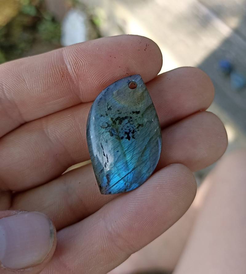 Labradorit Edelstein Anhänger, Cabochon Freeform Gebohrt | 9 Gramm von BlackForestRockShop