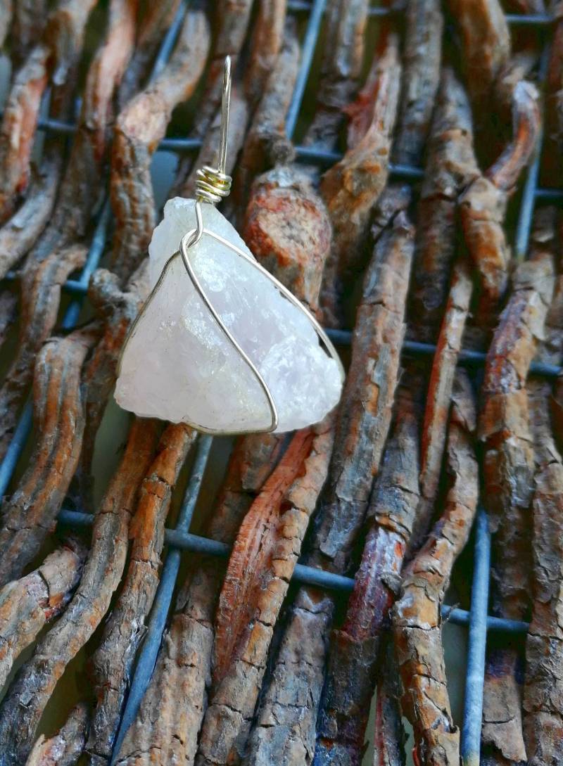 Großer Rosenquarz Heilstein Edelstein Kettenanhänger von BlackForestStones