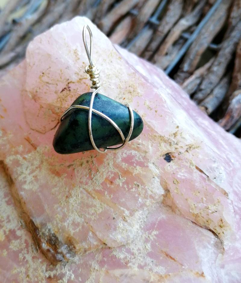Zoisit Heilstein Edelstein Kettenanhänger von BlackForestStones