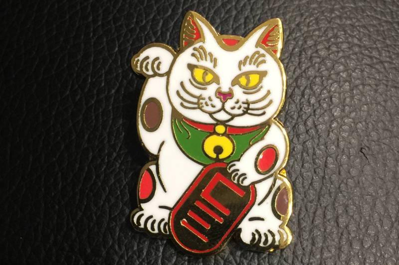 Glückskatze 1.5" Harte Emaille Gold Pin von BlackGoldCustomPins