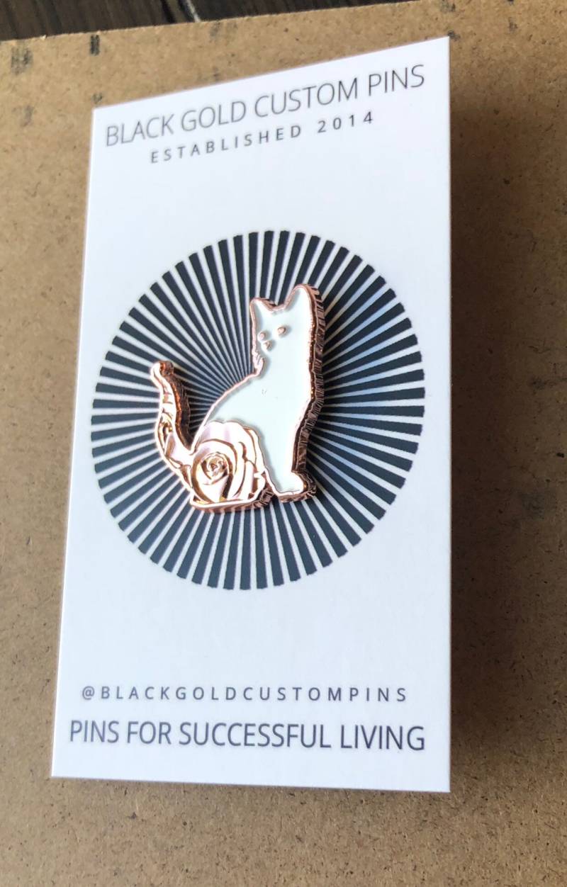 Weiße Hübsche Kätzchen - Rose Gold Emaille Pin Weiße Hübsche Kätzchen - Rose Gold Emaille Pin von BlackGoldCustomPins