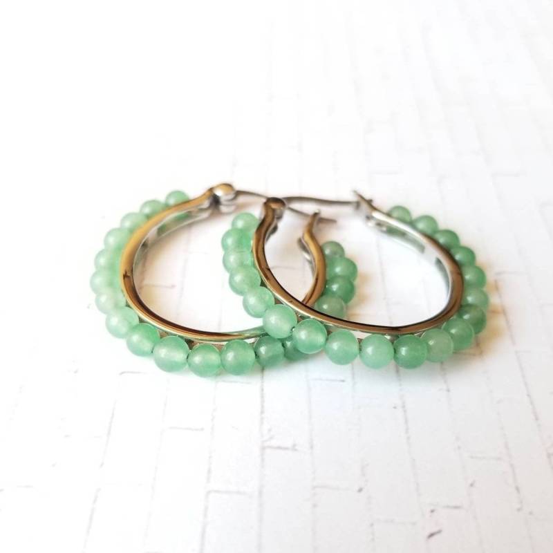 Grüne Aventurin Perlen 1" Hoop Ohrringe in Ss Über Basis Metall von BlackHoundBoutique