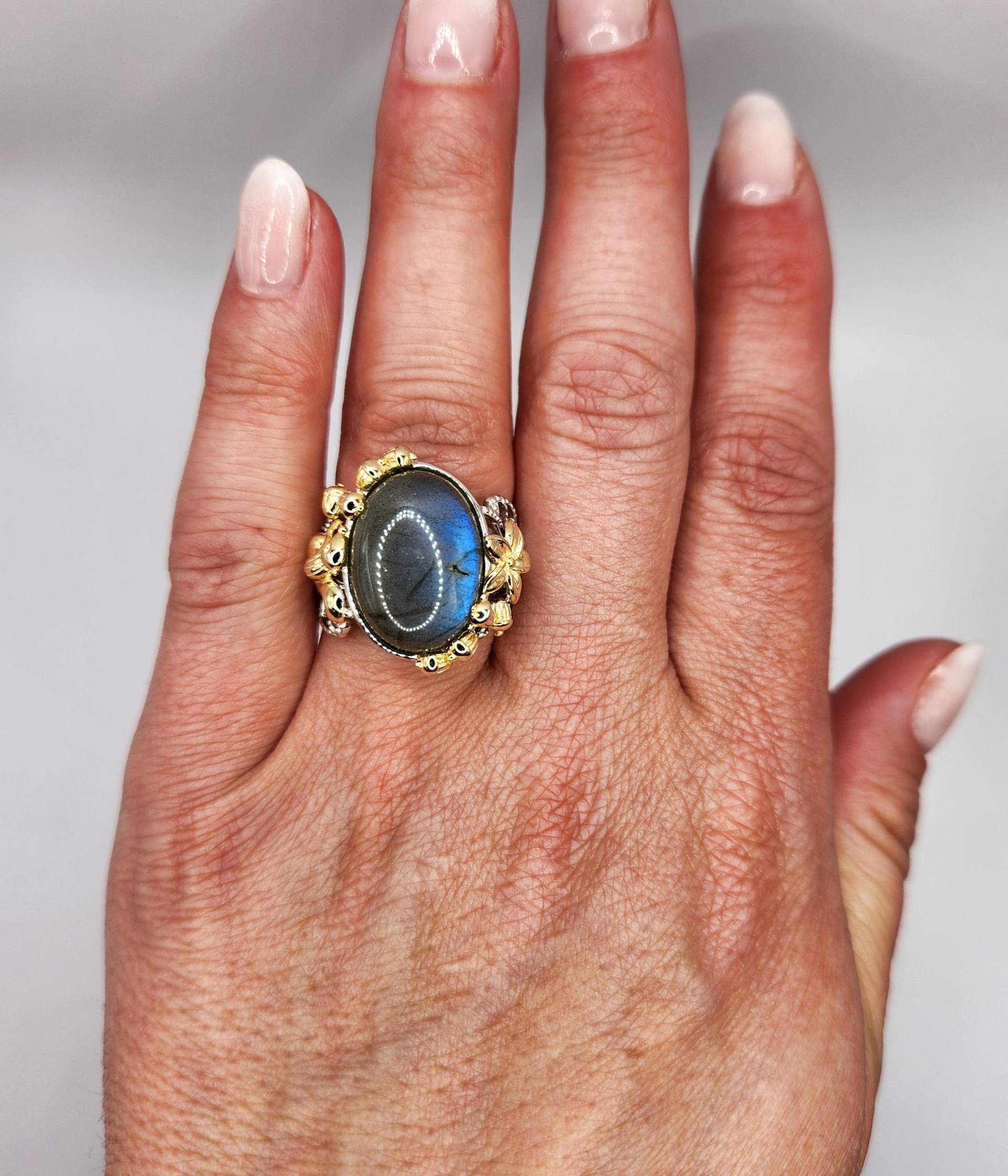 Leuchtend Blauer Laboradorit Ring in 14K Gelbgold Und Sterling Silber - Victoria Wieck Size 7 Leuchtend Blauer Laboradorit Ring in 14K Gelbgold Und Sterling Silber - Victoria Wieck Size 7 von BlackHoundBoutique