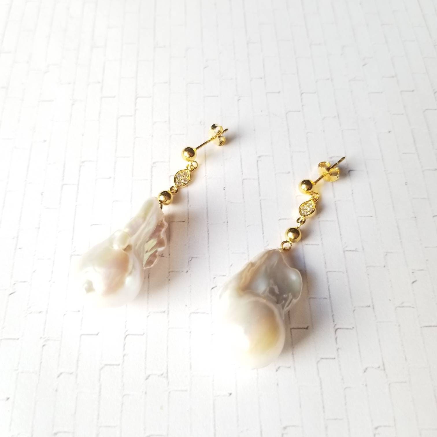 Riesen Echte Barock Perle Und Cz Ohrringe in 14K Gelbgold Über Sterling Silber Riesen Echte Barock Perle Und Cz Ohrringe in 14K Gelbgold Über Sterling Silber von BlackHoundBoutique