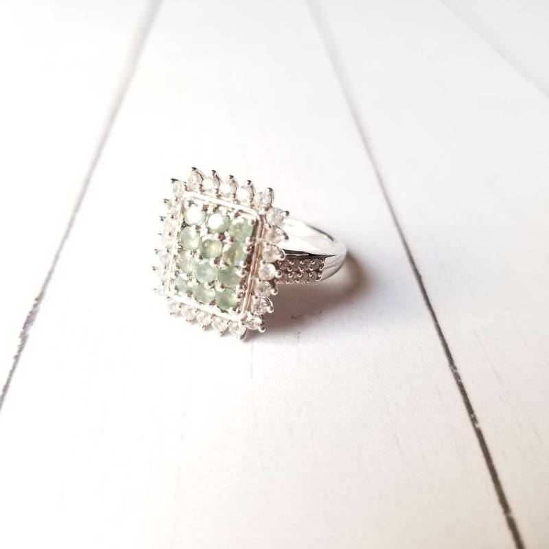 Super Rare Alexandrit Und Weißer Zirkon Ring in Platin Über Sterling Silber - Größe 7 von BlackHoundBoutique
