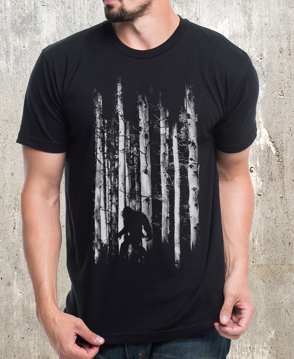 Herren T-Shirt Graphisch - Bigfüße Im Wald Schwarzes Mit Bigfüßen Und Sasquatch Siebdruck Camping T-Shirts Für von BlackLanternStudio