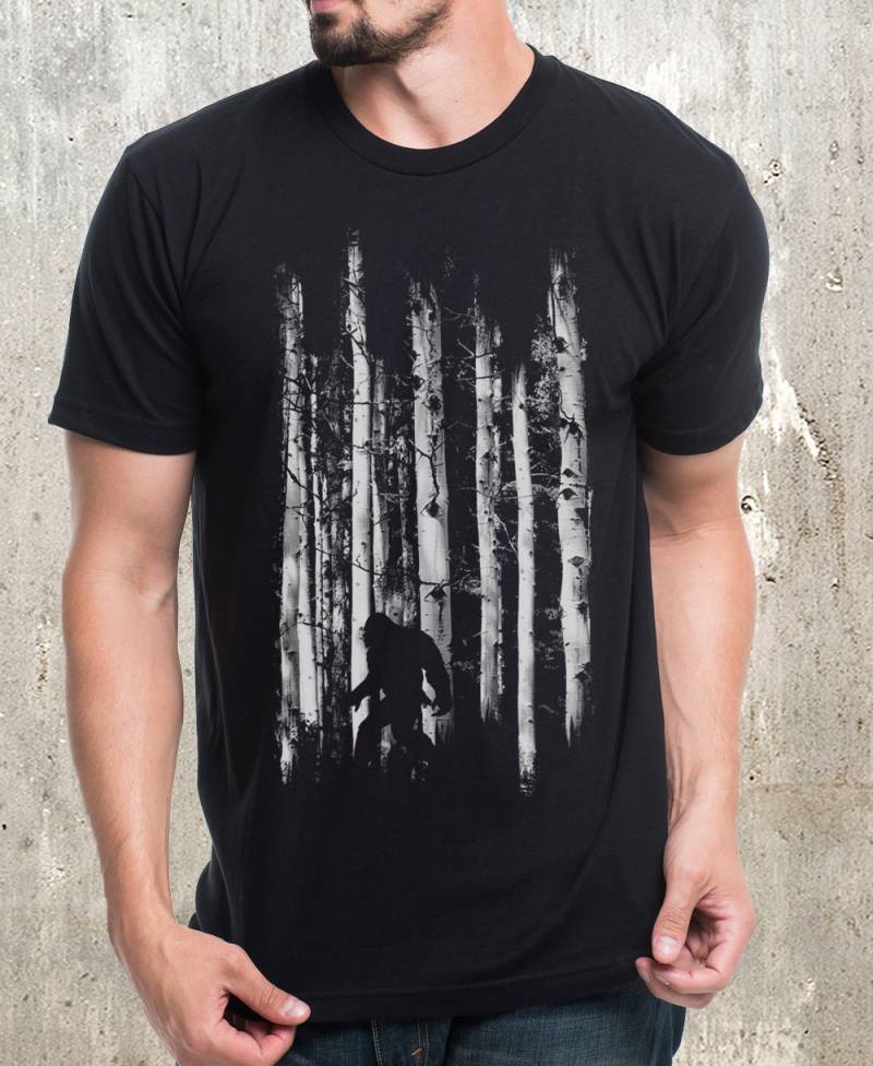 Herren T-Shirt Graphisch - Bigfüße Im Wald Schwarzes Mit Bigfüßen Und Sasquatch Siebdruck Camping T-Shirts Für von BlackLanternStudio