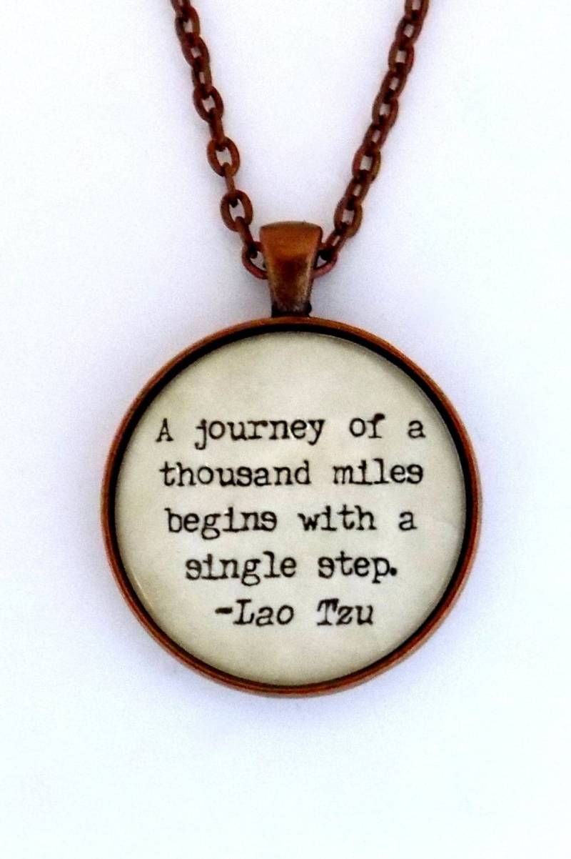 A Journey Of Tausend Miles Begins With Single Step Lao Tzu Sprichwort Inspiration Zitat Anhänger Halskette Schlüsselanhänger Literatur Schmuck von BlackMagickFactory