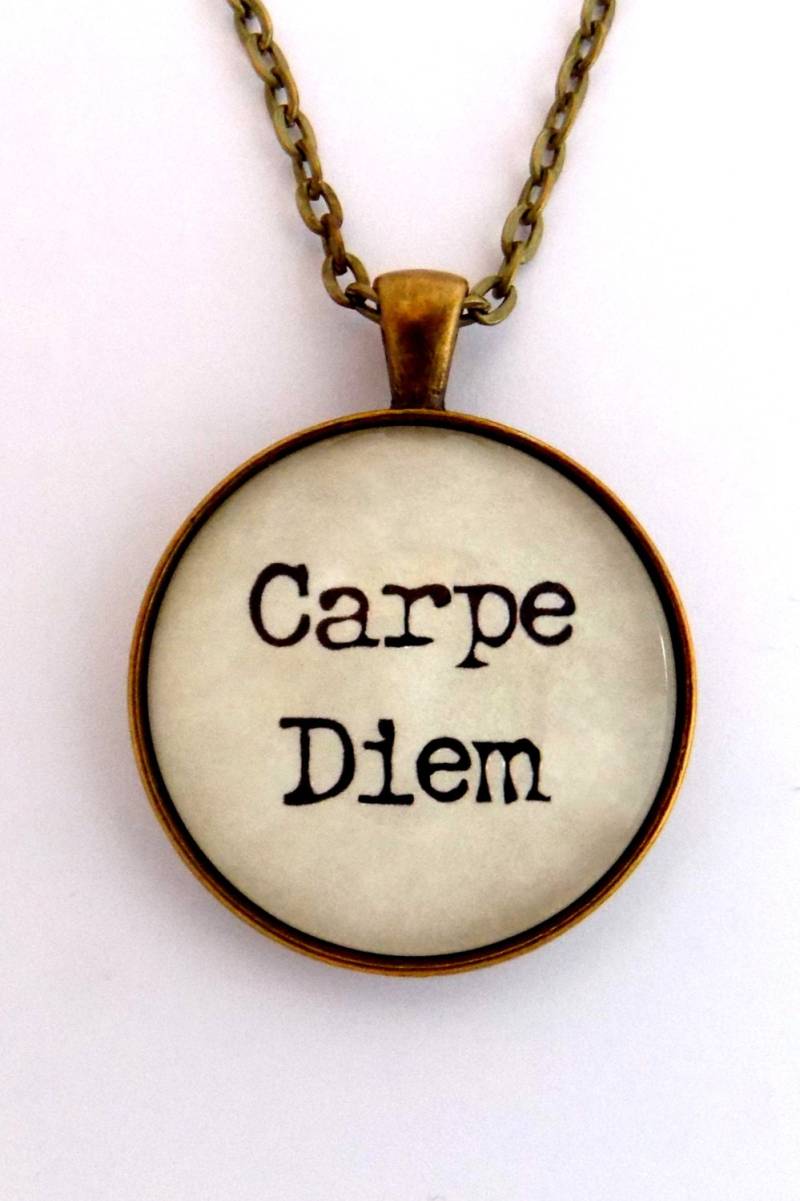 Carpe Diem Seize The Day Latein Literatur Buch Zitat Anhänger Schlüsselanhänger Tot Poeten Gesellschaft Halskette Schmuck von BlackMagickFactory