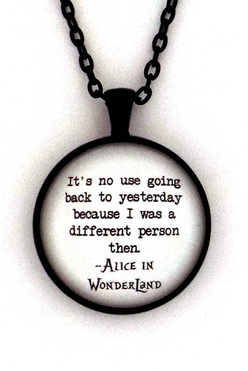 Es Nützt Nichts, Zurück Zu Yestesterday Gehen, Denn Ich War Eine Andere Person Dann Alice Im Wunderland Lewis Carroll Buch Zitat Anhänger Halskette von BlackMagickFactory