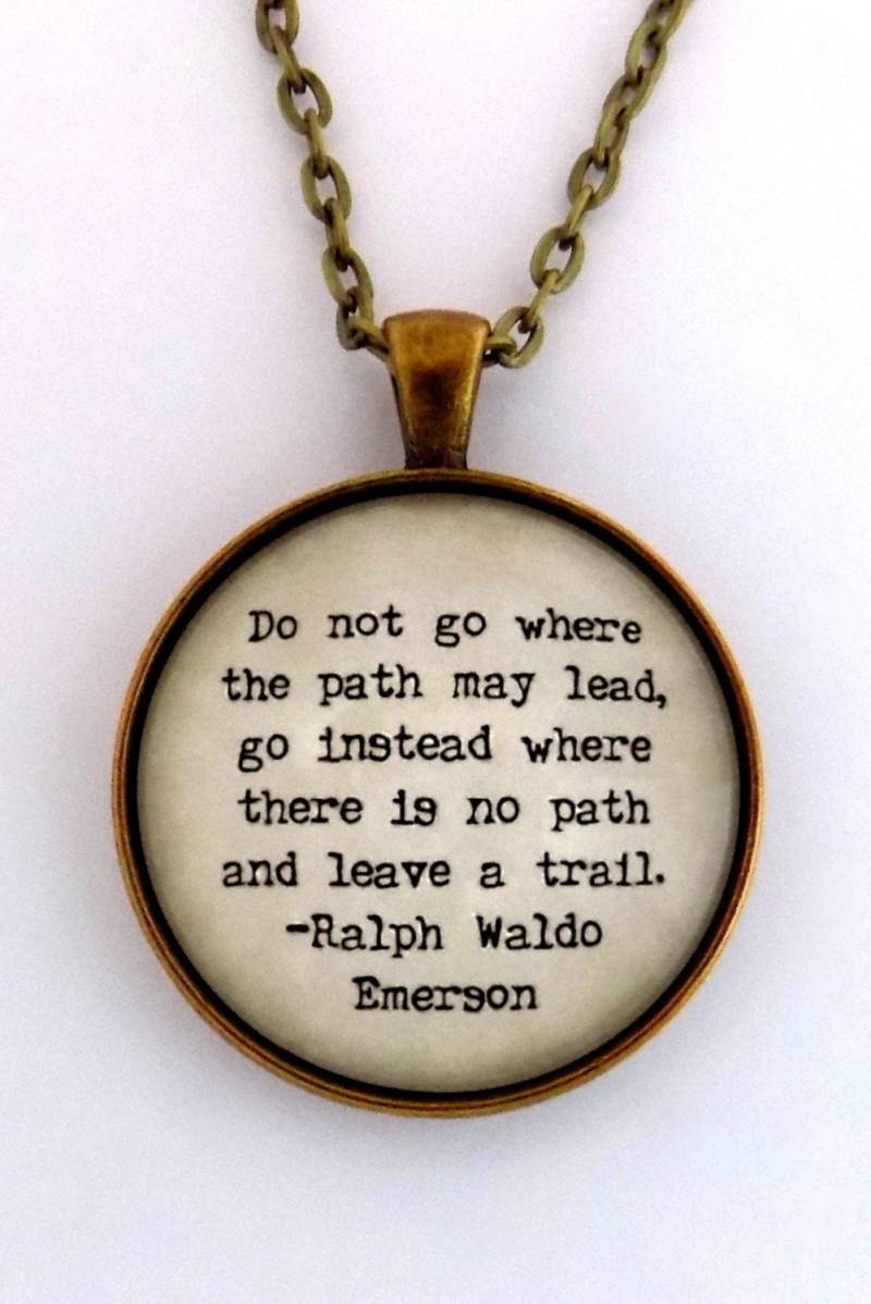 Geh Nicht Dahin, Wohin Der Weg Führen Darf Stattdessen Wo Es Keinen Gibt Und Hinterlasse Einen Ralph Waldo Spruch Anhänger von BlackMagickFactory