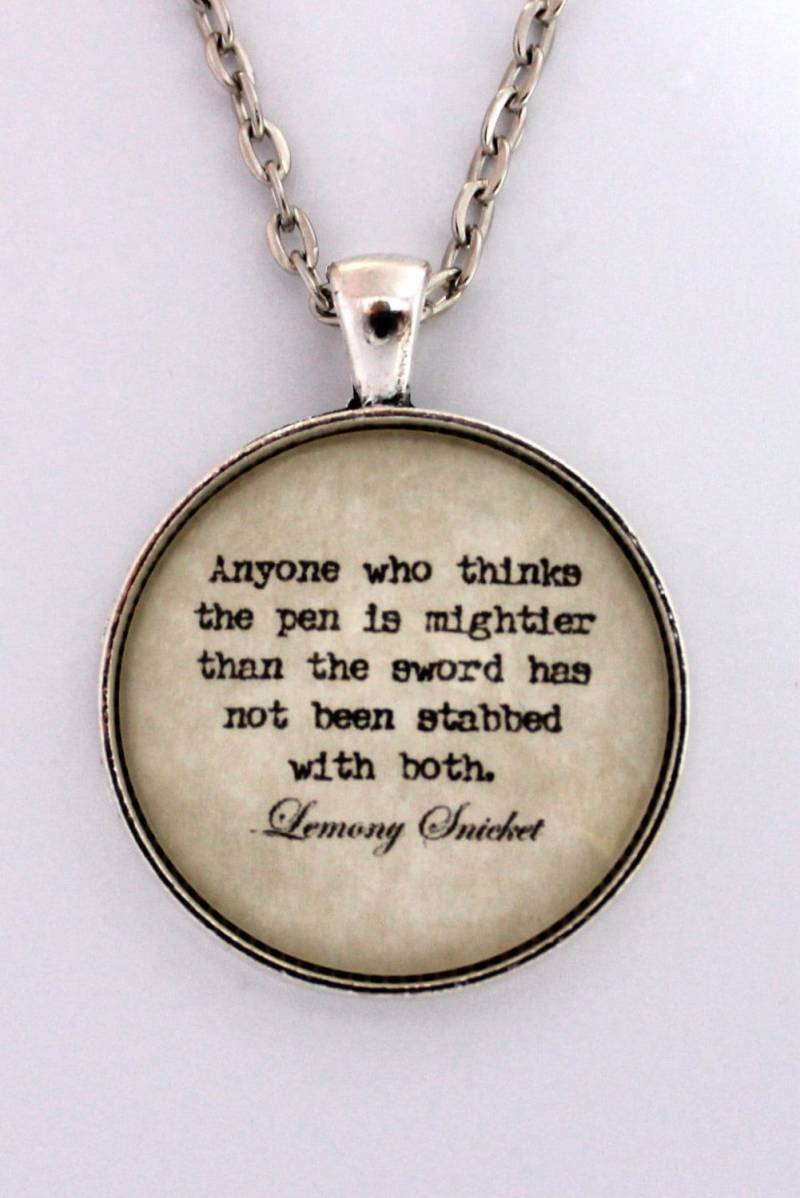 Wer Denkt Der Stift Ist Mächtiger Als Das Schwert Nicht Mit Beiden Lemony Snicket Buch Zitat Anhänger Halskette Schmuck Gestochen Worden von BlackMagickFactory