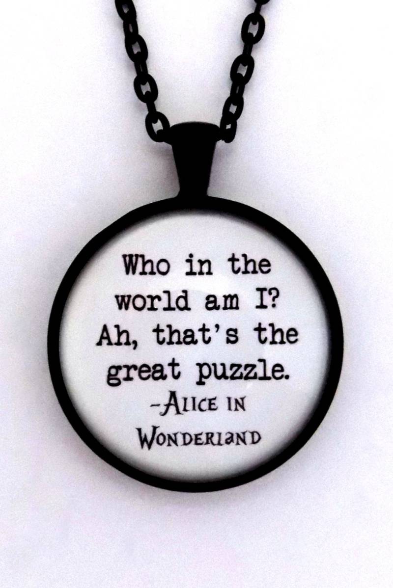 Who in The World Am I Ah That Es Great Puzzle Alice Im Wunderland Lewis Carroll Literatur Buch Zitat Anhänger Halskette Schmuck Who in The World Am I Ah That Es Great Puzzle Alice Im Wunderland Lewis Carroll Literatur Buch Zitat Anhänger Halskette Schmuck von BlackMagickFactory