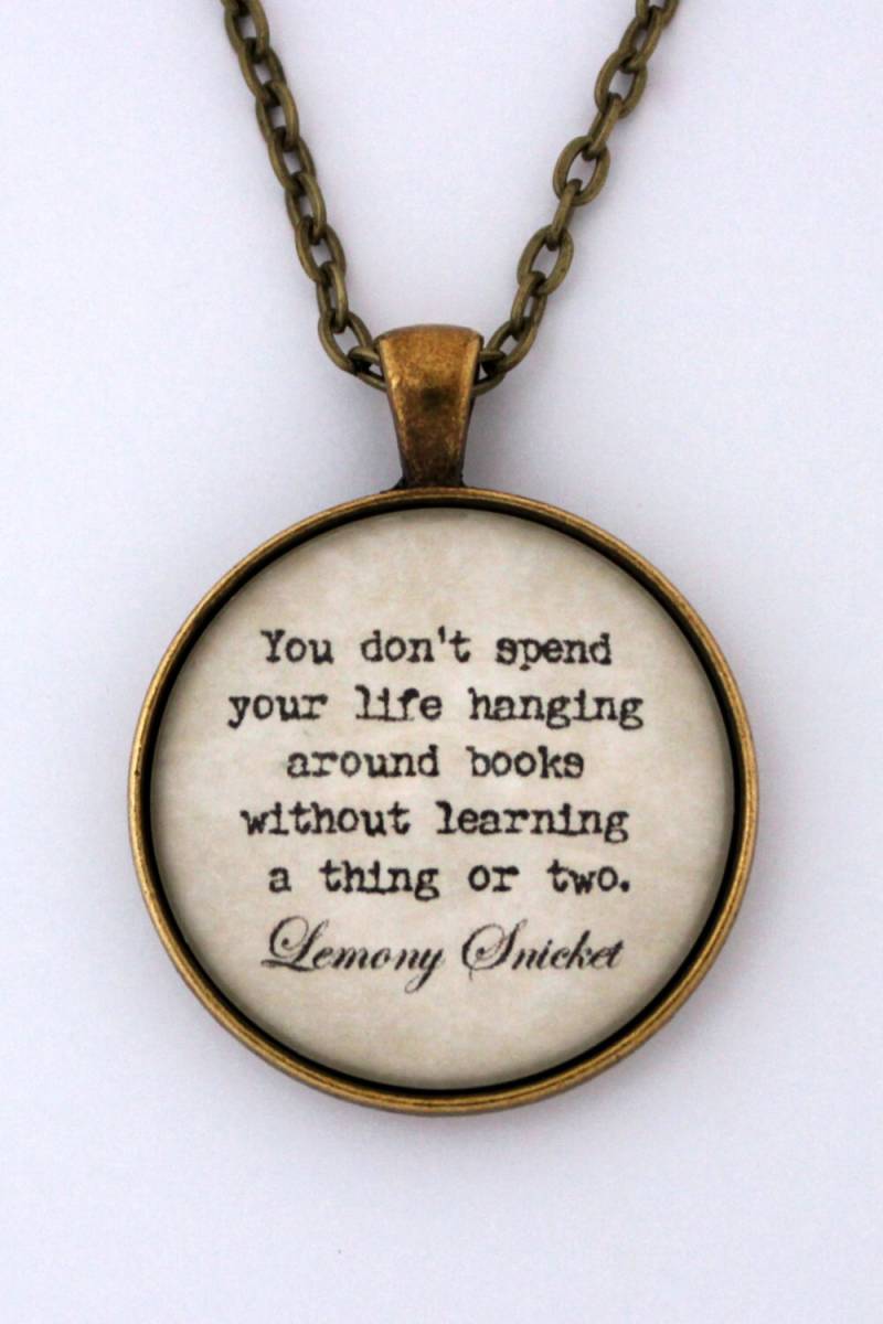 You Don't Spend Your Life Hanging Around Books Without Learning A Thing Lemony Snicket Serie Of Unfortunate Events Zitat Anhänger Halskette You Don't Spend Your Life Hanging Around Books Without Learning A Thing Lemony Snicket Serie Of Unfortunate Events Zitat Anhänger Halskette von BlackMagickFactory