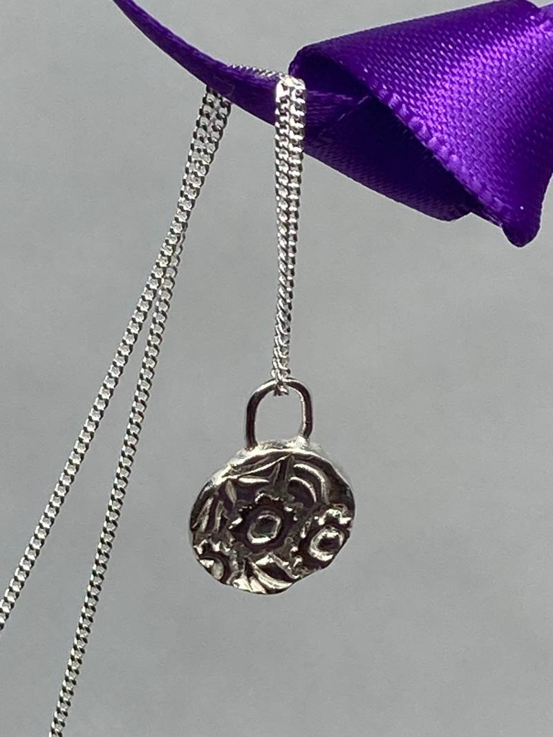 Feine Silber Anhänger An Einer Sterling Kette von BlackMouseUK