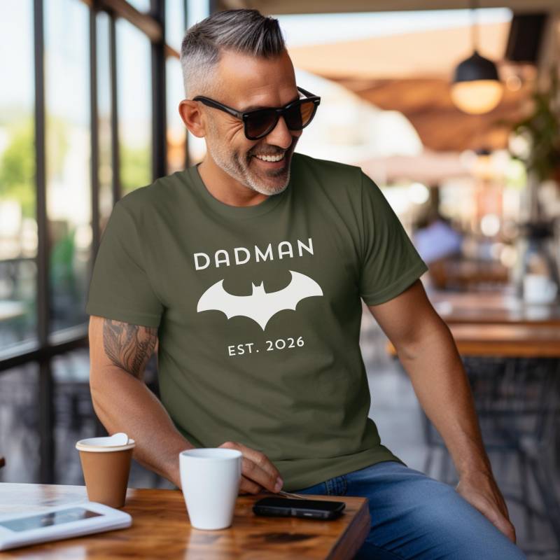 Dadman Est. 2026 T-Shirt - Lustiges Papa Shirt Personalisiertes Geschenk Für | Werdende Väter & Vatertag von BlackOakDesignShop