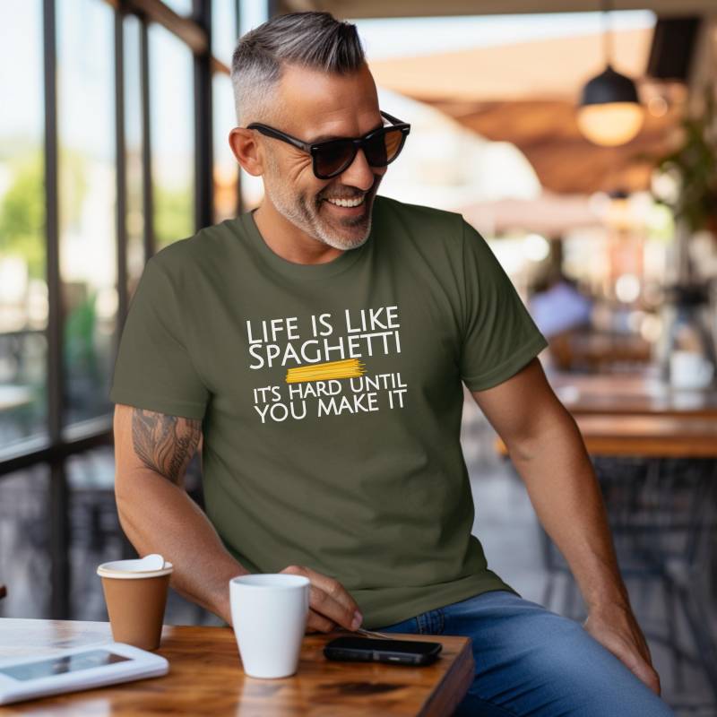 Lustiges Spaghetti T-Shirt - „Life Is Like Spaghetti... It's Hard Until You Make It" Pasta-Geschenk Für Foodies & Italien-Fans | Unisex von BlackOakDesignShop