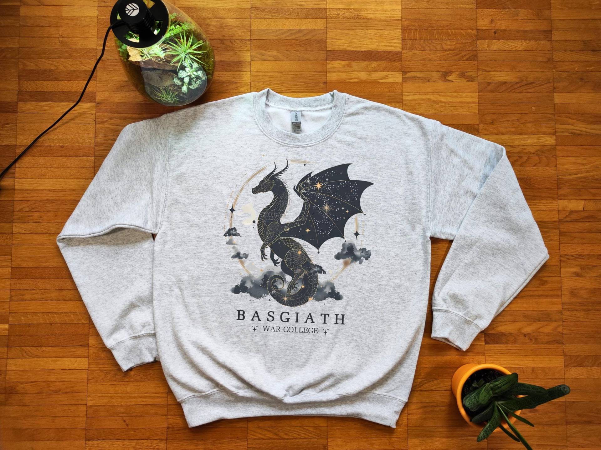 War College Pullover, College Fandom Merch, Booktok Drachen Leseratte Sweatshirt von BlackOakDesignShop