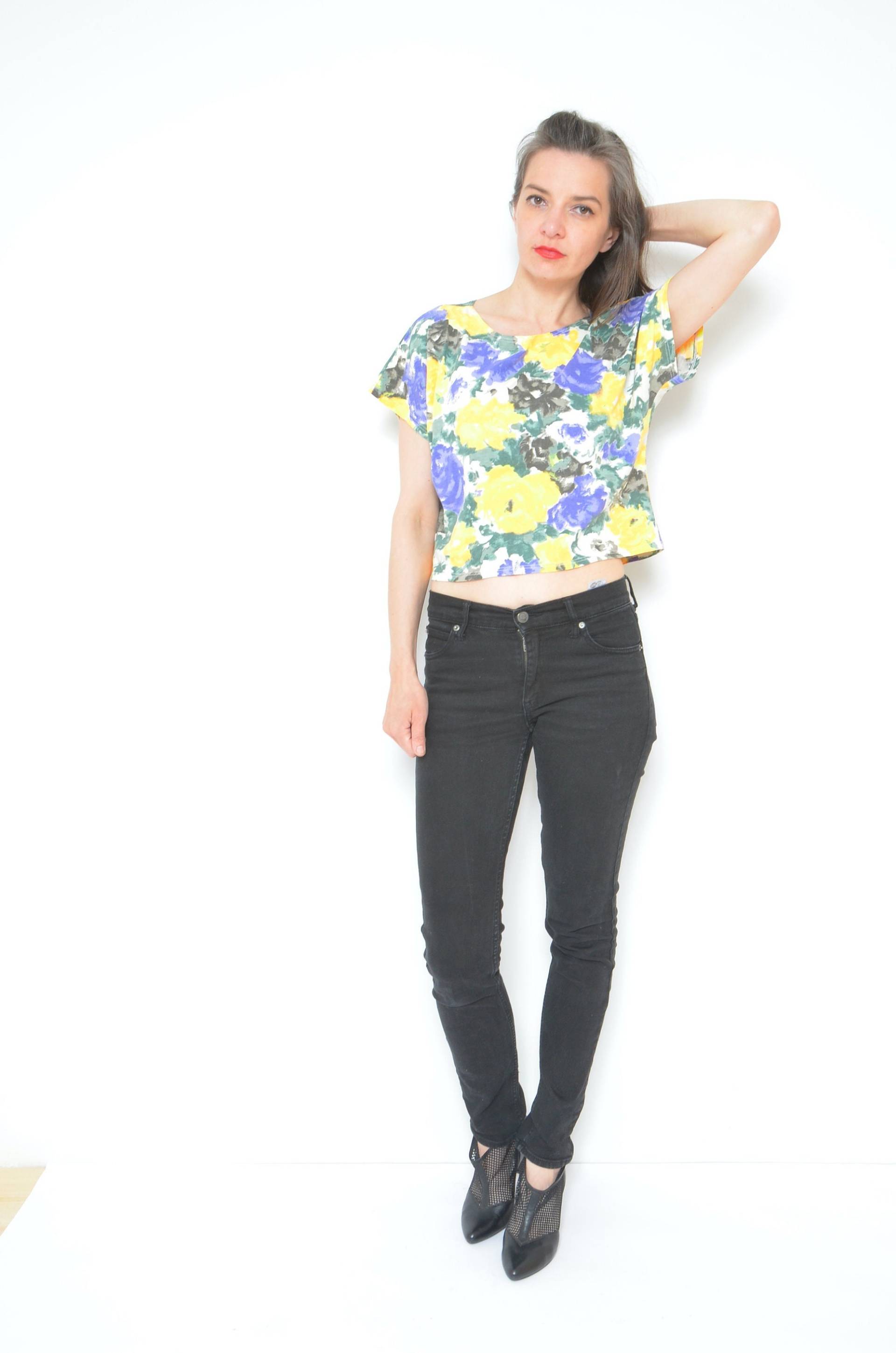 Florales Crop Top/Vintage 90Er Jahreabstrakt Print Buntes Kurzarm Cropped Shirt - Größe Klein von BlackPaganVintage