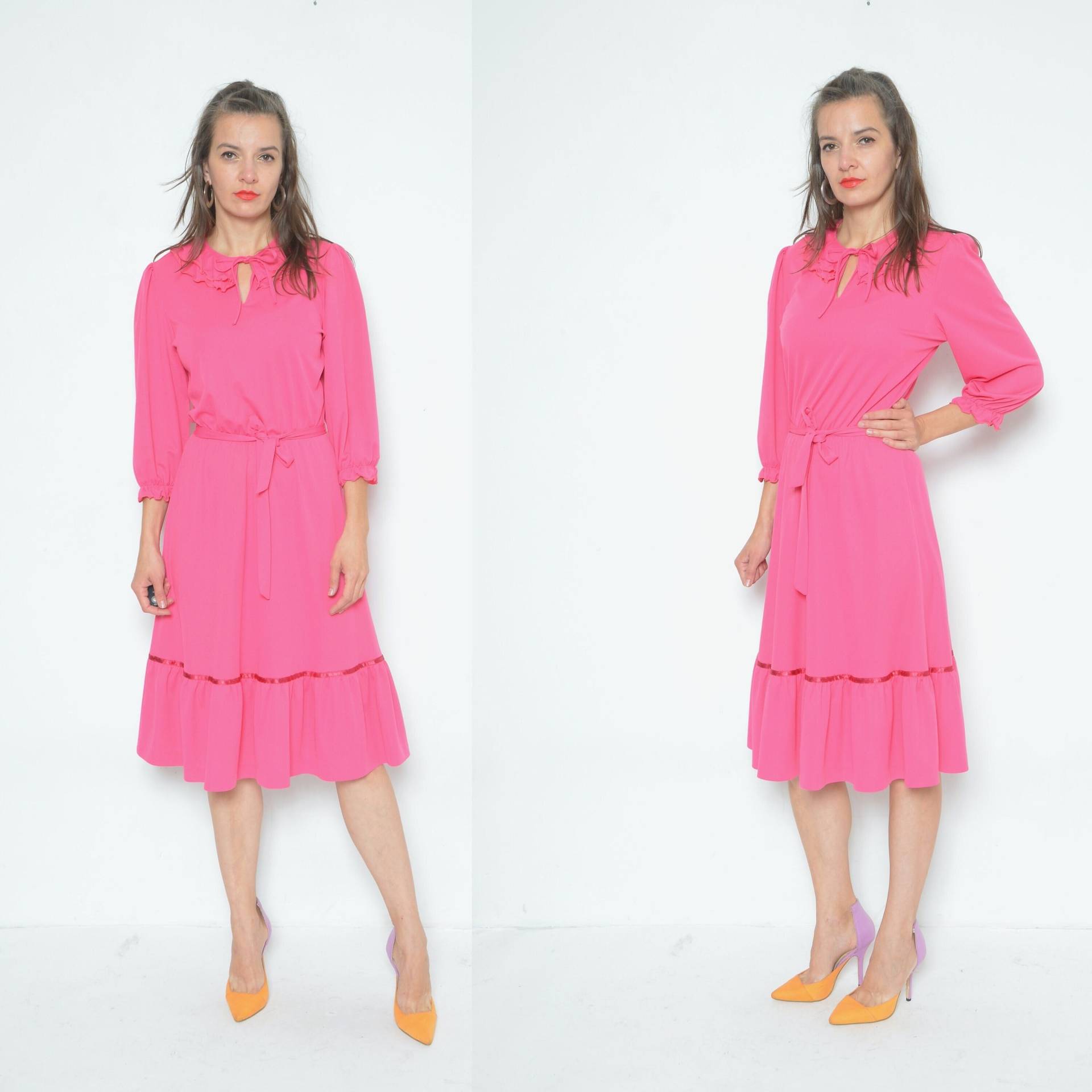 Rüschen Langärmeliges Kleid/Vintage 80Er Jahre Ausgestellter Krawattenhals Lang Hot Pink - Größe Groß von BlackPaganVintage