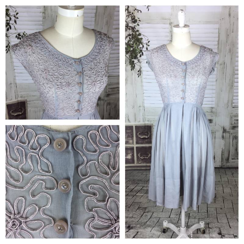 Original 1950Er Jahre Vintage Hellblau Leichte Baumwolle Sommerkleid Mit Soutache Mieder Und Diamante Knöpfe von BlackSheepAntiquesUK