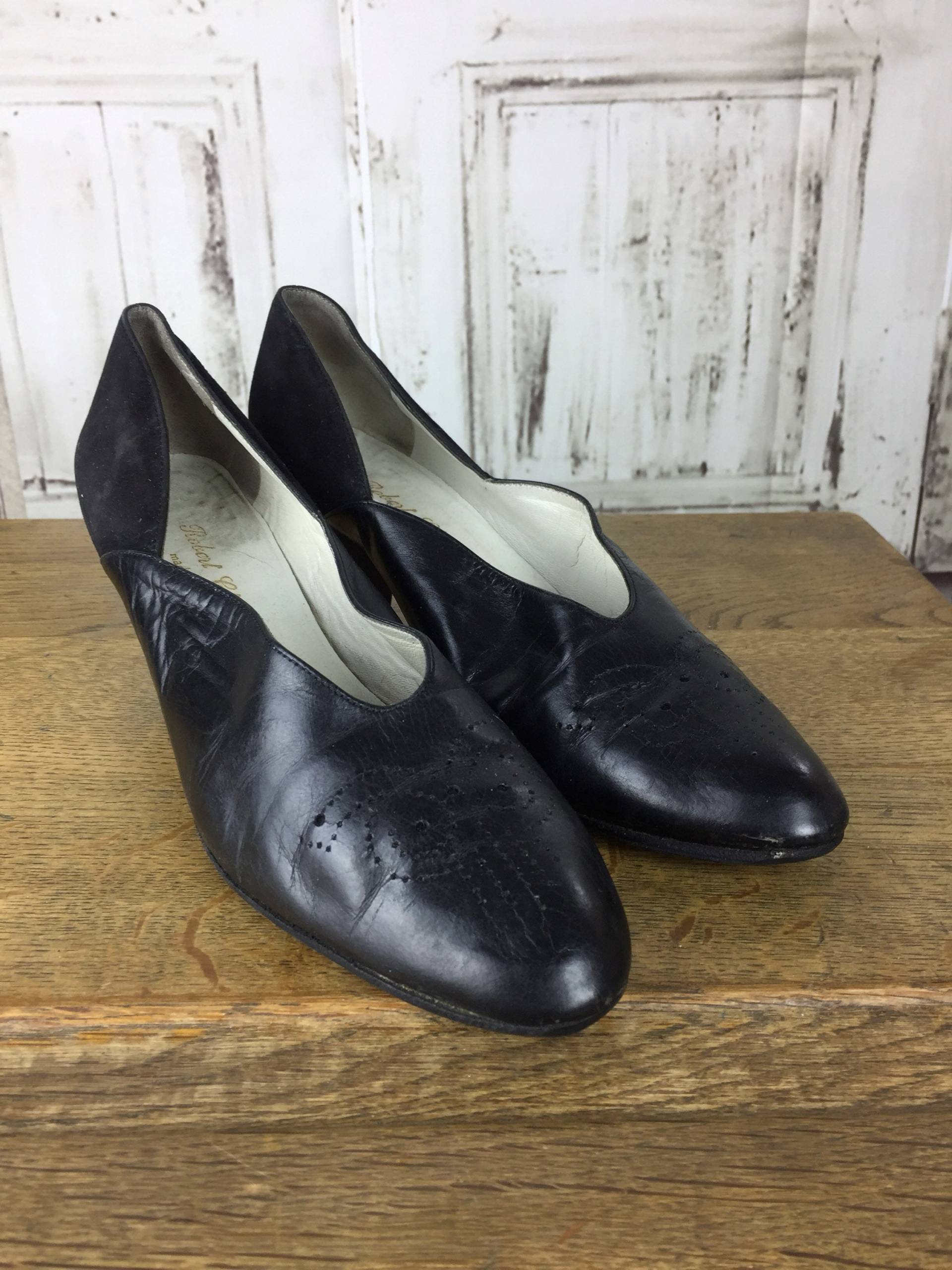 Original 1970Er Jahre Tut 1940Er Vintage Schwarz Leder Und Wildleder Fersen Mit Durchbohrten Dekoration Von Robert Clergerie von BlackSheepAntiquesUK