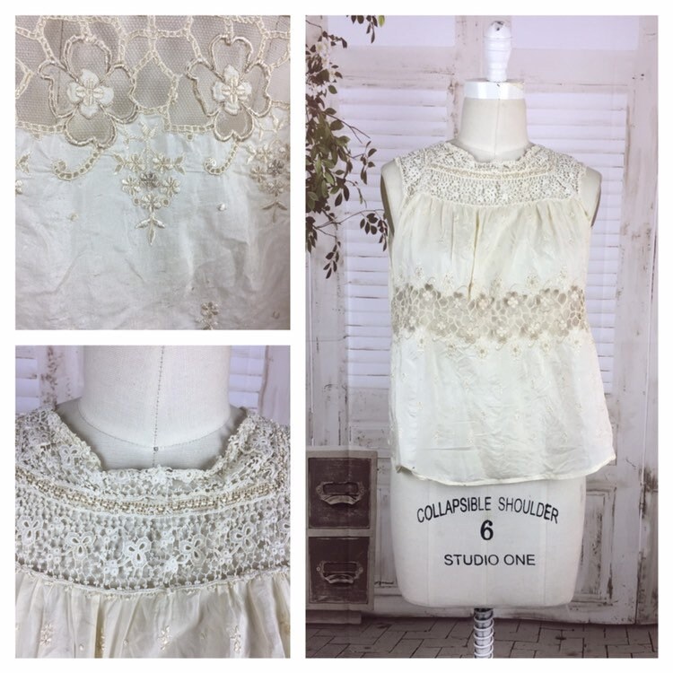 Original Der 1920Er Jahre Vintage Silk & Lace Blouse Mit Bestickten Blumen Und Pintucks von BlackSheepAntiquesUK