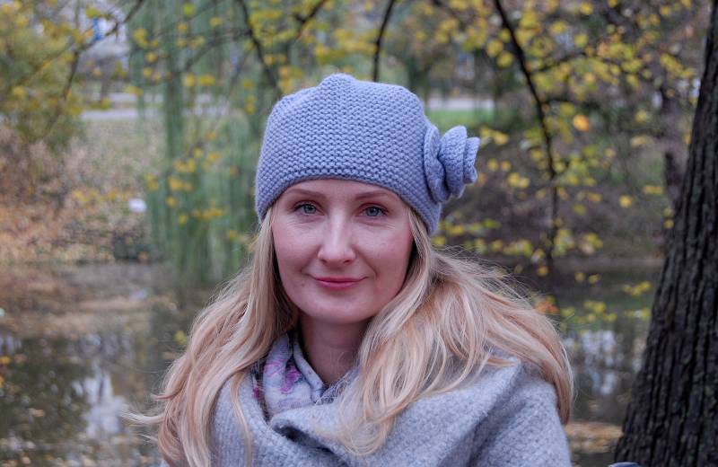 Leichte Flieder Wolle Premium Acryl Mix Winter Beanie Damen Hand Strickmütze Mit Blume Handgemachte Accessoires Versandfertig von BlackSheepLV