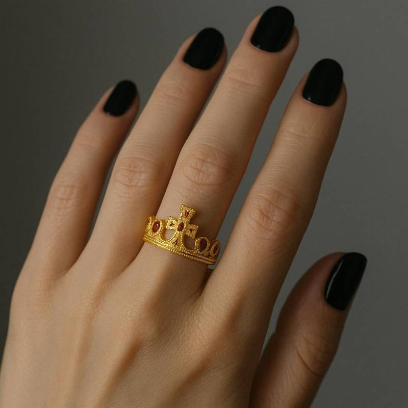 Goldener Kronenring - Königlicher Prinzessinnenring Mit Roten Edelsteindetails, Verstellbarer Schmuck Für Frauen, Elegantes Geschenk Sie von BlackTomatoJewelry