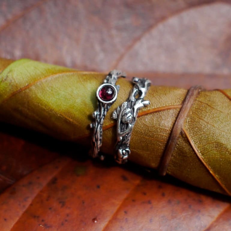 Trauringe "Tau+Mio" | Granat Verlobungsring Set Braut Ring Ringe Gefasst Brautring Sterling Silber von BlackTreeLab