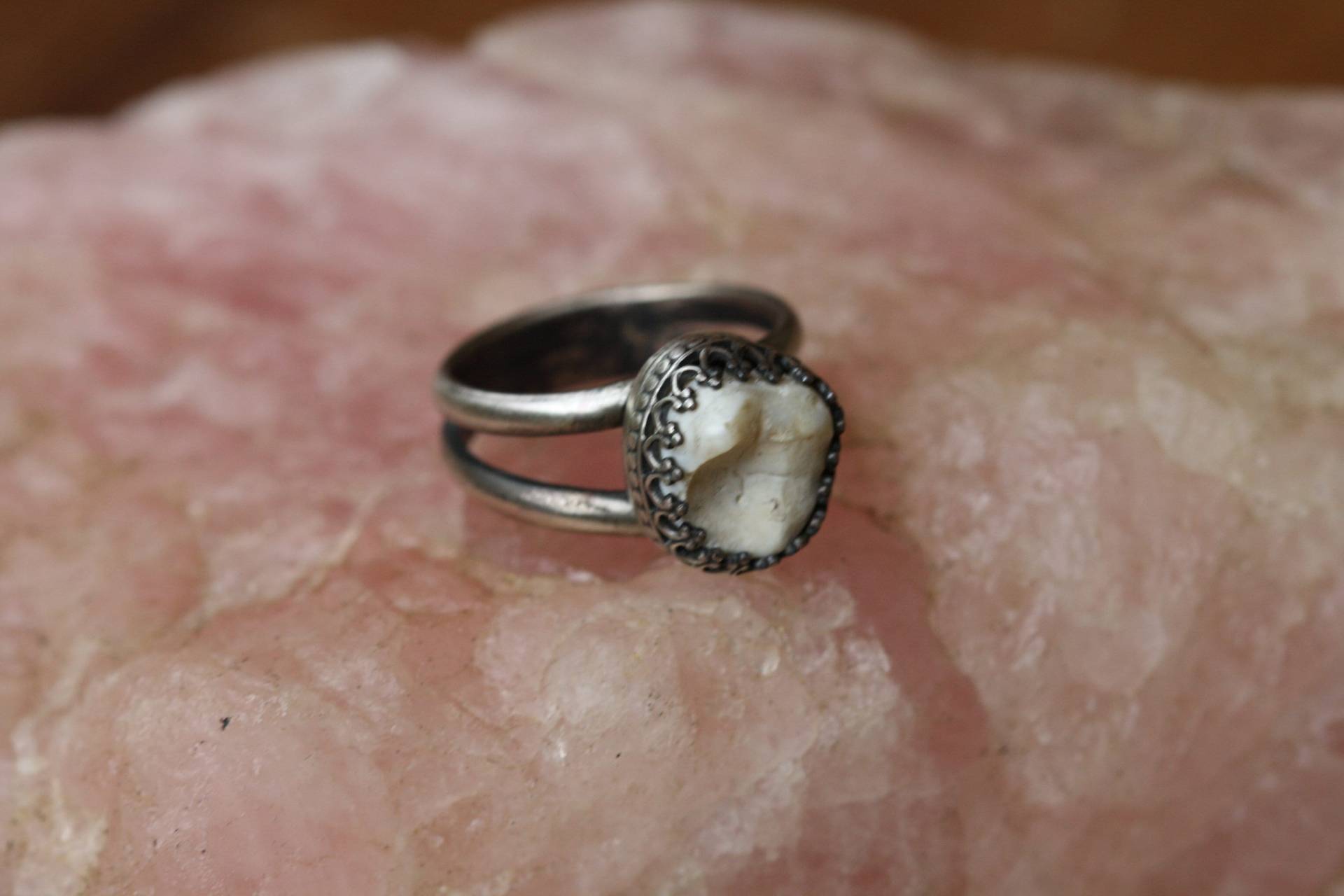 Einzelzahn Verzierter Ring | Made in Ihrer Größe von BlackUrnJewelry