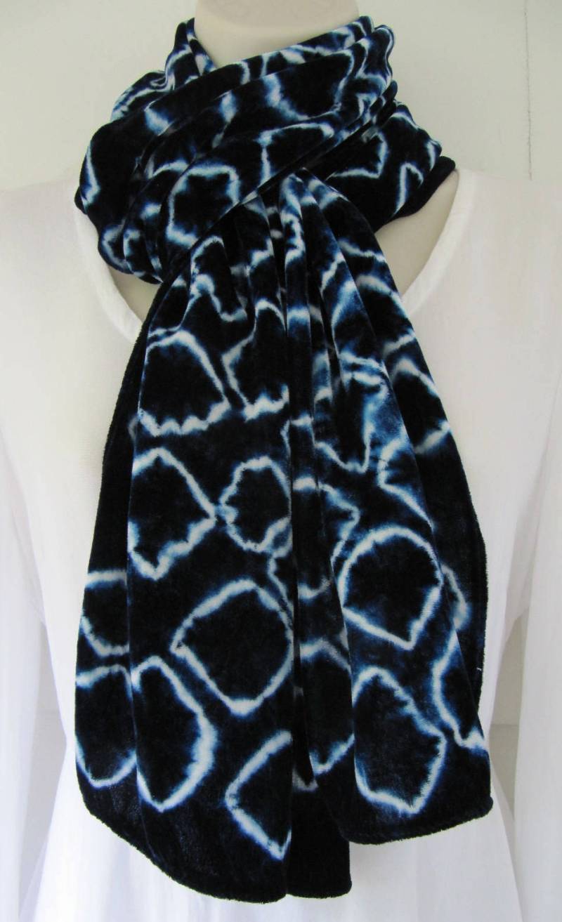 Handgefärbter Samtschal Aus Seide/Viskose, Indigo, Miura Shibori, 40 X 200 cm von BlackWalnutFiberarts