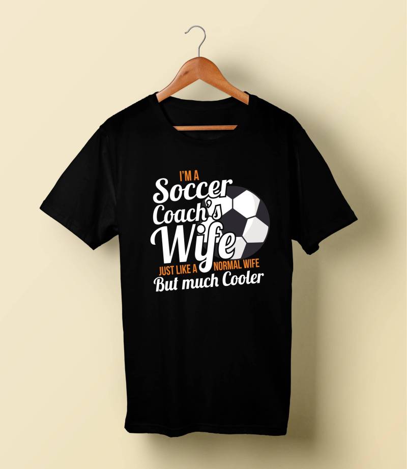 Damen Trainer Frau Hemd Fußball Cooles Geschenk Unisex T-Shirt von BlackWhiteBoujee