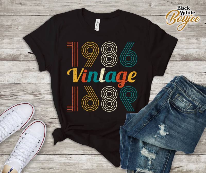Geboren 1986 Tshirt, Vintage Geburtstag Shirt, Retro Stil, 33 von BlackWhiteBoujee