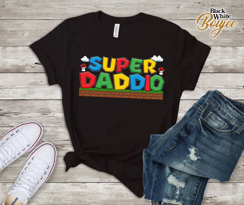 Super Dad Tshirt Daddio Geschenk Nettes Lustiges Vatigeschenk Vatertagsgeschenk Von Sohn-Tochter, Bestes Vati-T-Shirt Für Weihnachten von BlackWhiteBoujee